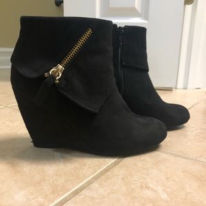 Black wedge shoes
